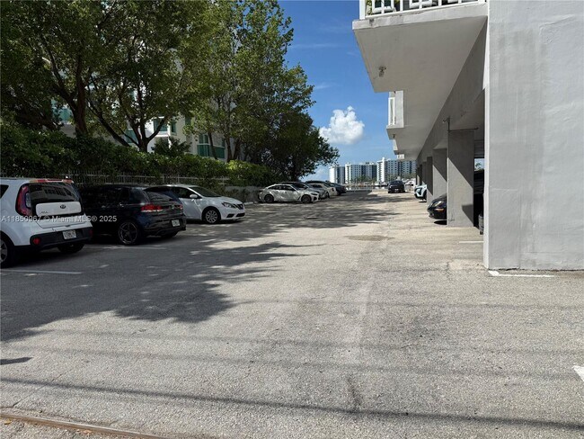 Building Photo - 2016 Bay Dr
