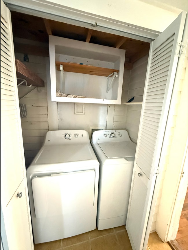 Building Photo - 2 bed/ 2 bath downtown home!