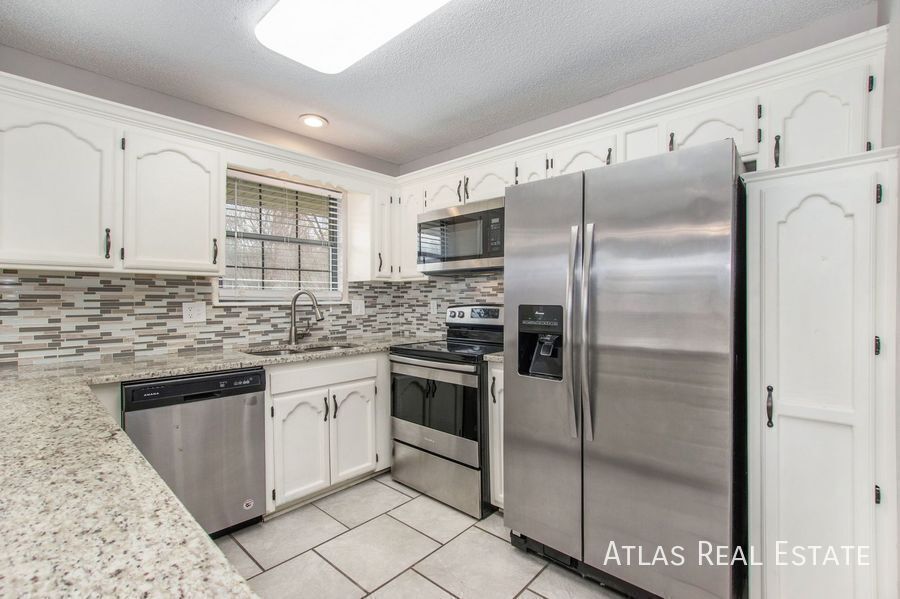 Building Photo - 301 SE Onyx Dr