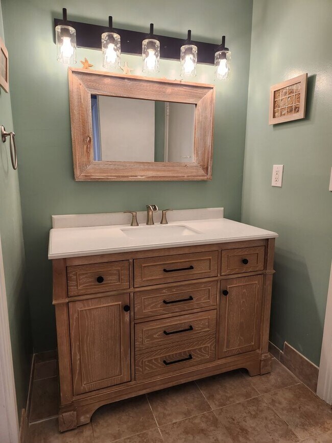 Building Photo - THE LANDINGS CONDO