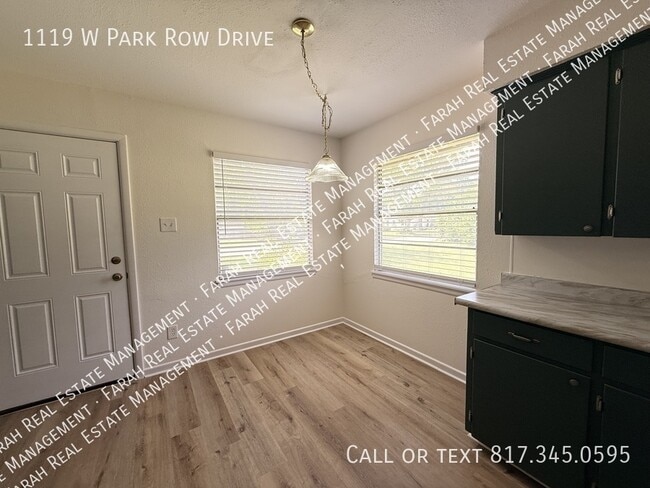 Building Photo - 1119 W Park Row Dr