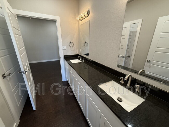 Building Photo - 13513 S Mingo Rd