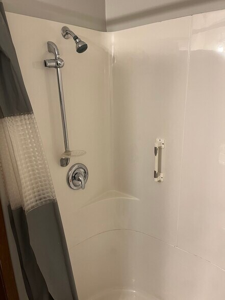 Shower - 102 Hartford Ct