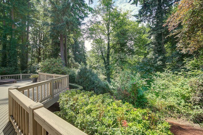 Building Photo - 5Bd/2.5Ba Kirkland Home