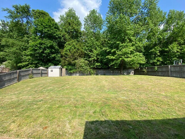 Building Photo - SPRING LAKE ADORABLE HOME with Backyard Fence