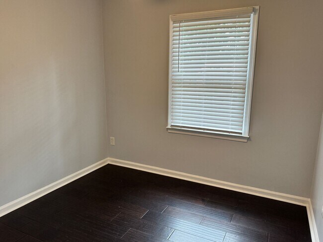 Building Photo - 3 Bedroom, 2.5 Bathroom Townhouse in Greensboro, NC!