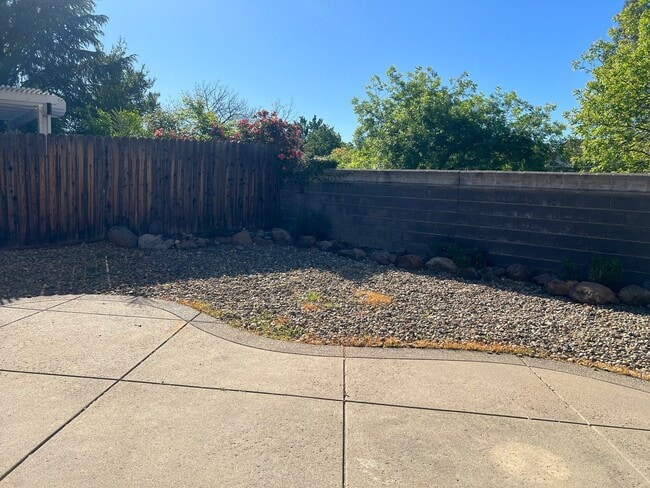 Building Photo - GORGEOUS 3 BEDROOM IN E. ROSEVILLE GATED COMMUNITY!!