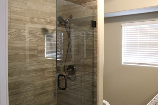 Building Photo - Large Home for Rent Bakersfield, CA