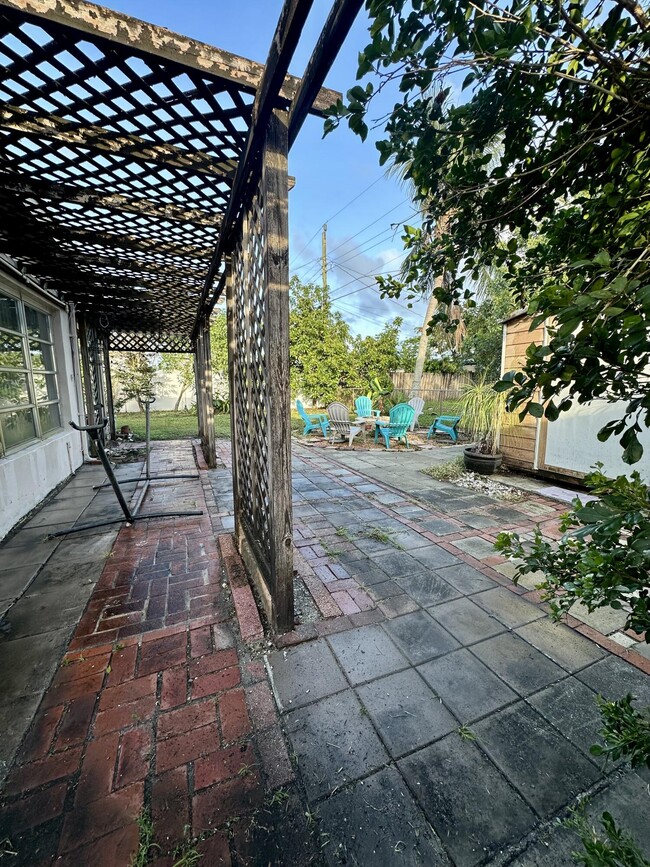 Building Photo - 7000 SW 11th St