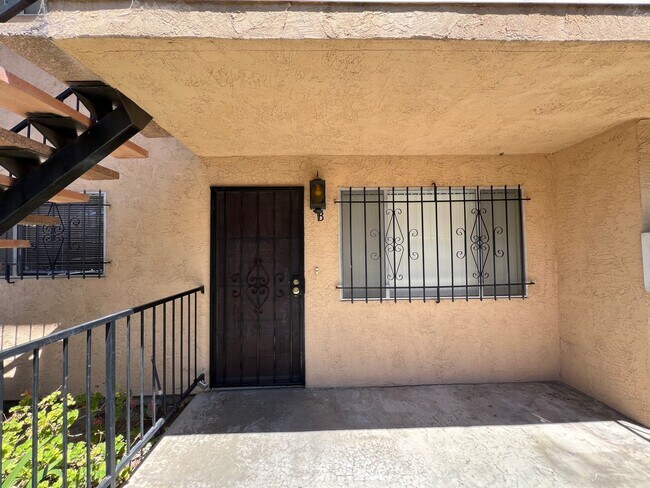 Building Photo - Beautiful First floor 3 bedroom Rose Park ...