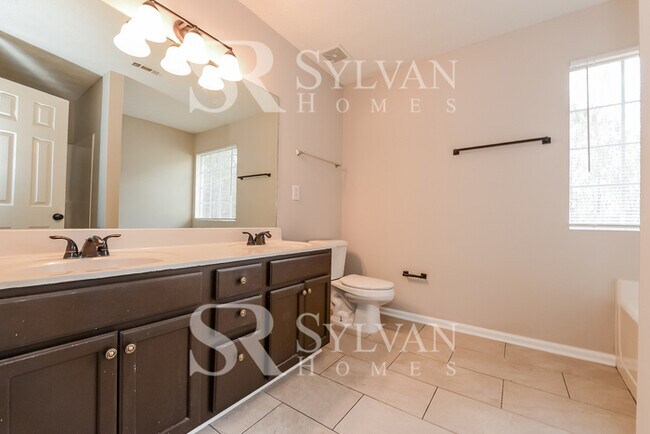 Building Photo - 2053 Oak Terrace Dr SE