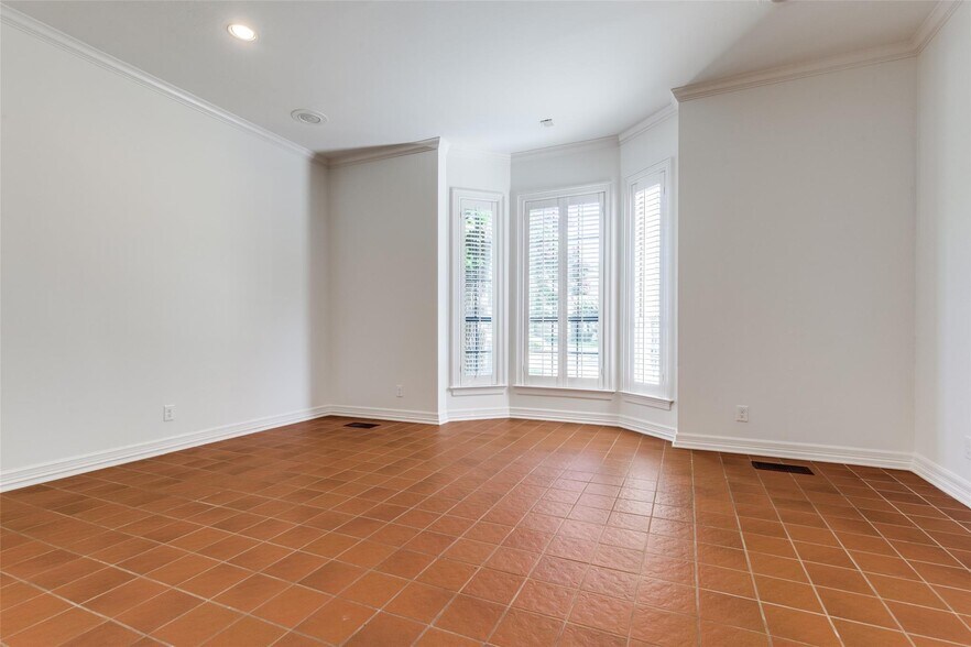 Building Photo - 3201 Saint Johns Dr