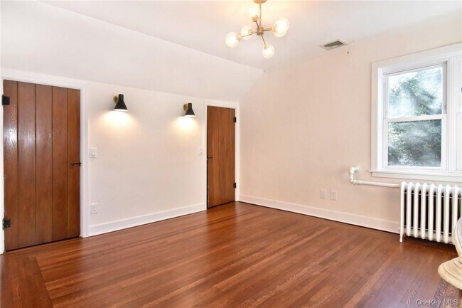 Building Photo - 19 Longmeadow Rd