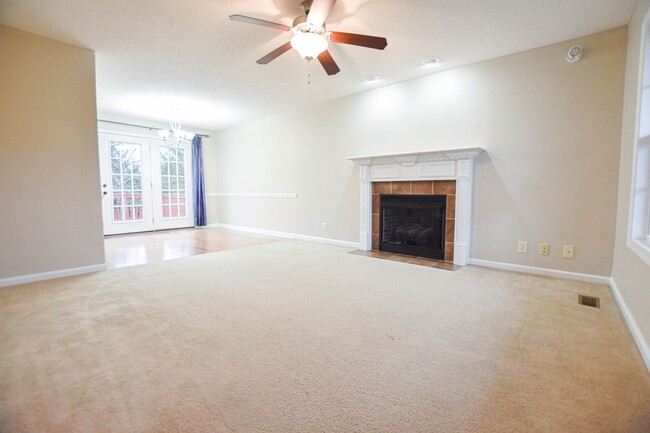 Building Photo - Pet Friendly Three Bedroom!