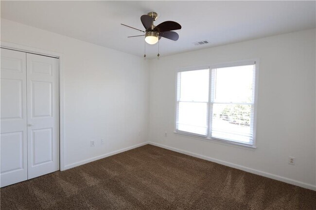 Building Photo - 1056 Oak Hollow Ct