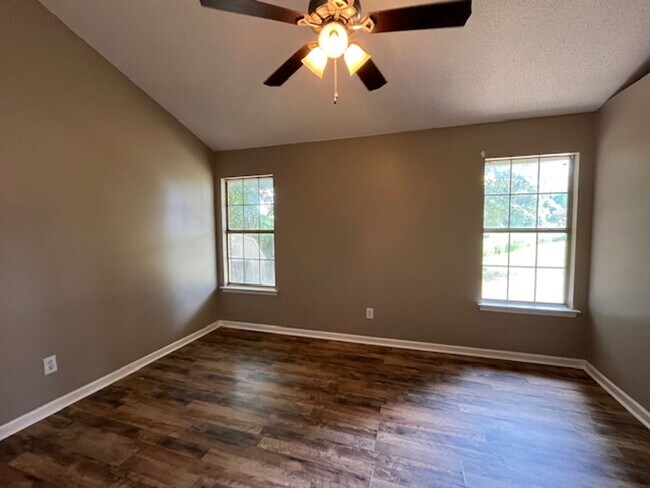 Building Photo - Renovated 3 Bedroom 2 Bath Home for Rent!