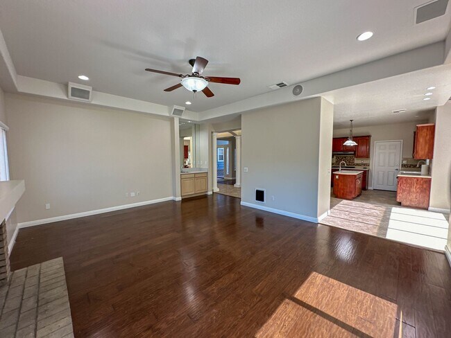 Building Photo - COMING SOON! Single Story 3 Bedroom Home for Rent in Newhall!