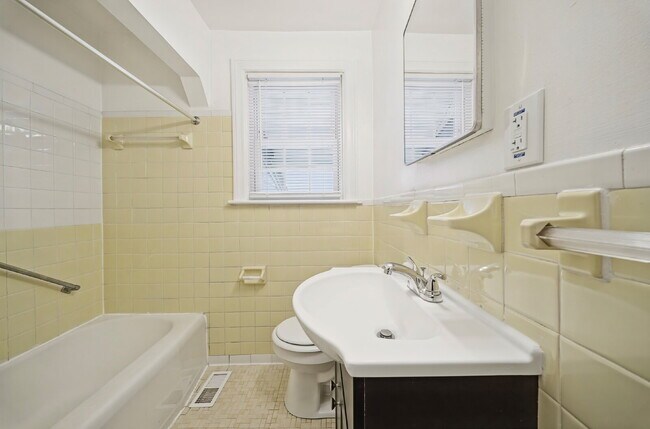 Building Photo - Updated 2-bedroom 1 bath with fenced in yard-PETS allowed-Norfolk