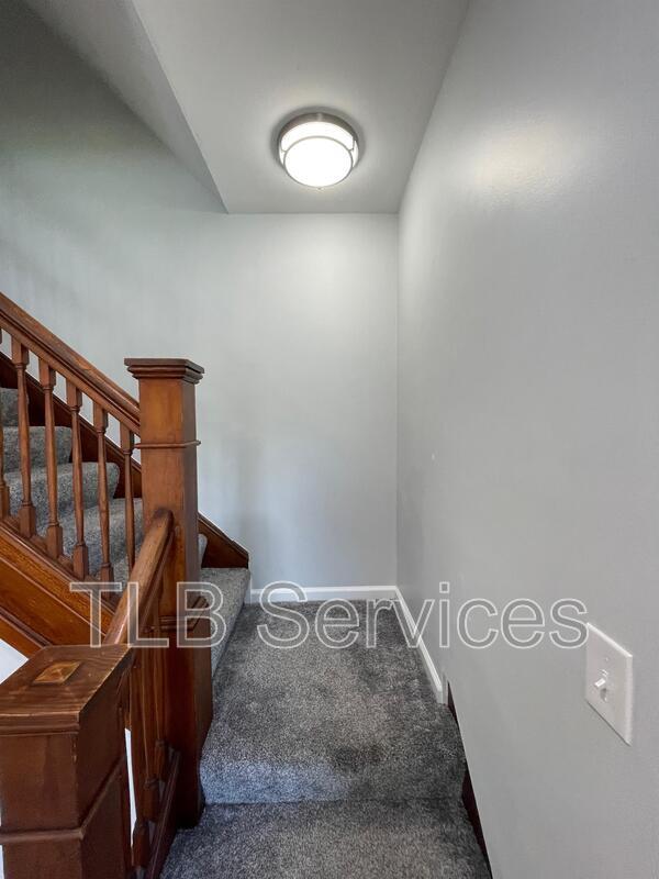 Building Photo - 402 Electric St