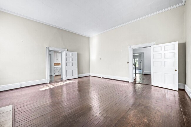 Building Photo - Charming 4BE/3BA Home in Historic Downtown...