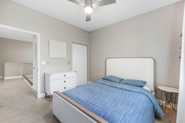 Building Photo - 121 Palm Cir