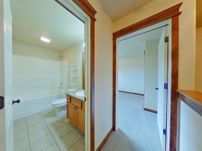 Building Photo - PET FRIENDLY! Beautiful 3 bedroom 2 1/4 bath townhouse in 4 Corners! Fenced backyard!