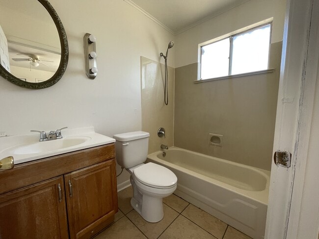 Building Photo - 2429 Octavia Dr