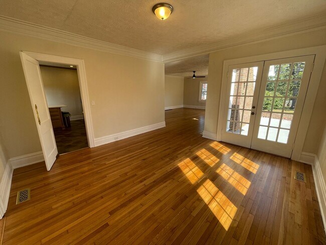 Building Photo - Updated 3/2 House in Old East Rome $1,895