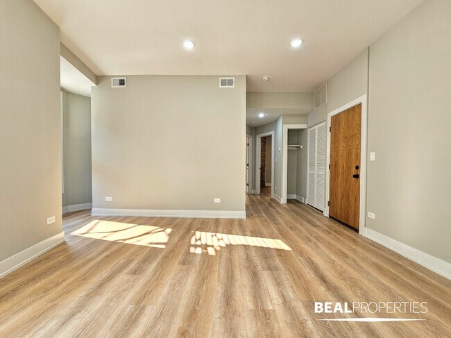 Building Photo - 432 W Belden Ave
