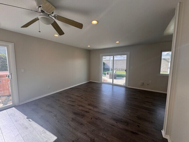 Building Photo - Charming RE-MODELED 3 bed / 2 bath home