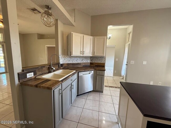 Building Photo - 913 Mackinaw Trail