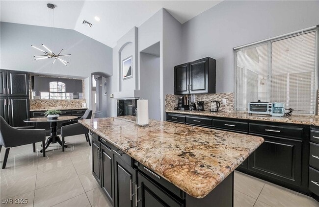 Building Photo - 1400 Castle Crest Dr