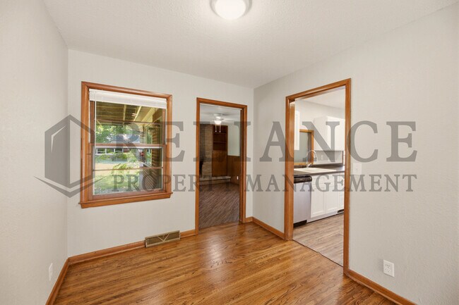 Building Photo - 841 N Country Acres Ave