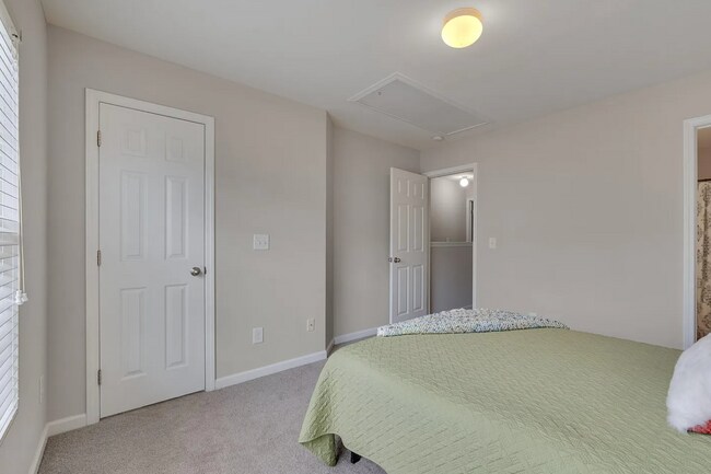 Building Photo - Cozy End-Unit Townhome – Prime Durham Loca...