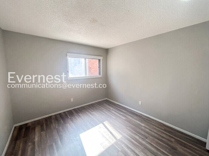 Building Photo - 935 Saturn Dr