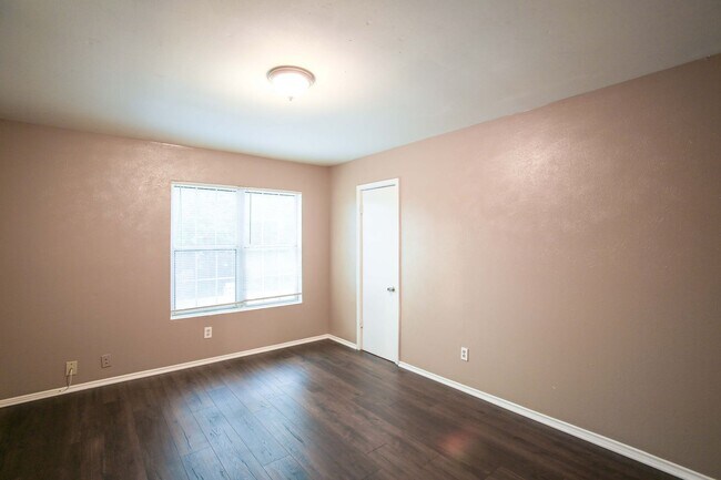 Building Photo - 9406 Grannis St