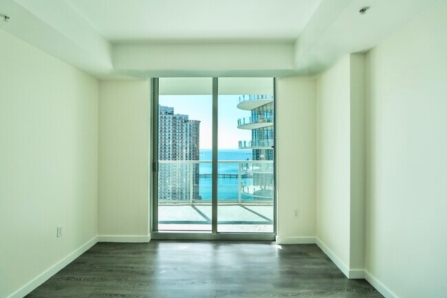 Bedroom - 300 S Biscayne Blvd