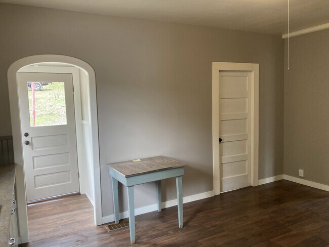 Building Photo - 408 S 1st St