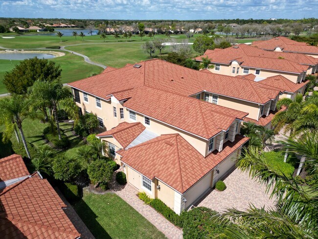 Building Photo - 3 Bed + Flex, 3 Bath 2,686 Sq Ft - Top Floor Coach Home