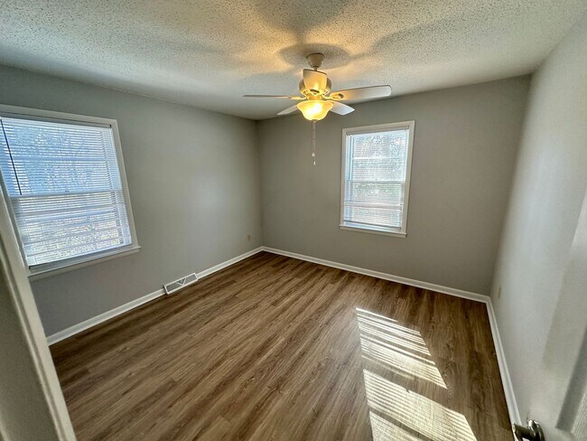 Building Photo - 3 Bedroom 1.5 Bathroom Home - Newly Updated - Available Now