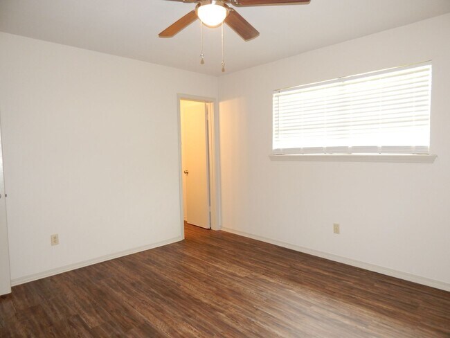 Building Photo - 10074 Wooded Way