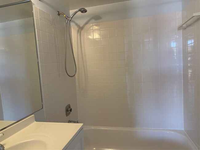 Building Photo - 9930 Twin Lakes Dr