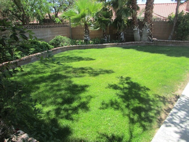 Building Photo - Please contact Vaughn Realty to set up an ...