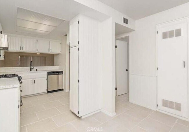 Building Photo - 616 S Santa Fe St