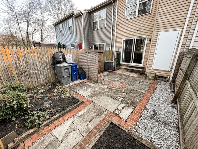 Building Photo - Updated 2 Bed 1.5 Bath Townhouse Close to ...