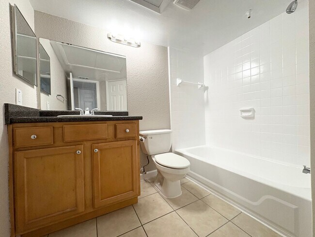 Building Photo - Beautiful 1/1 Condo in Altamonte Springs ~ Gated Lakefront Community!