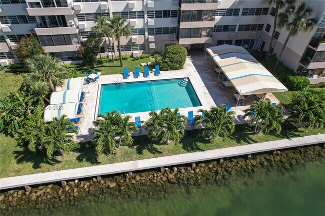 Building Photo - 220 Kings Point Dr