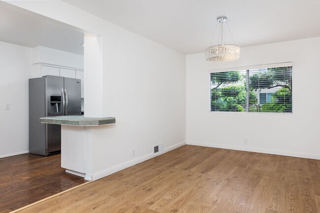 Building Photo - Spacious 2BR on Millionaire's Row!