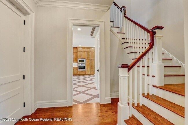 Building Photo - 489 Sycamore Ave