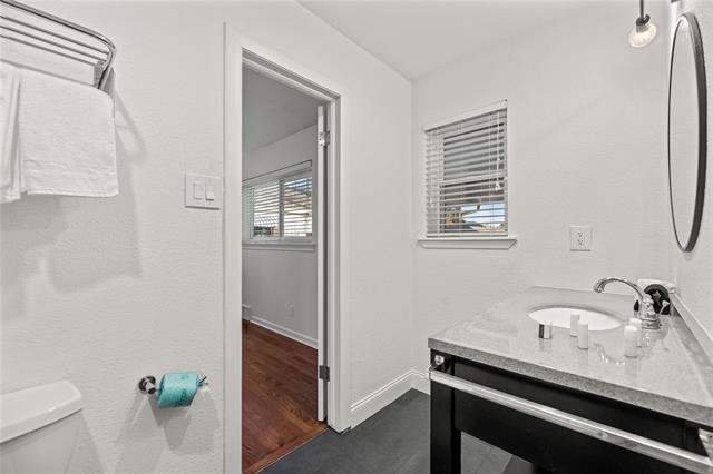Building Photo - 9936 Lakemere Dr